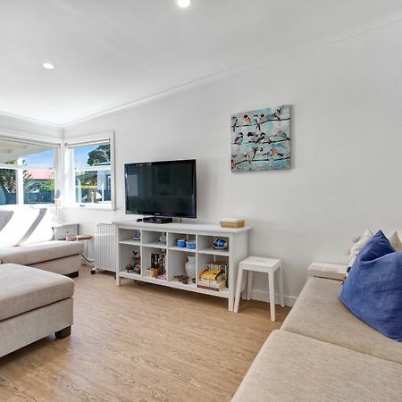 The Little Blue Bach In Oneroa Village By Waiheke Unlimited Exteriör bild