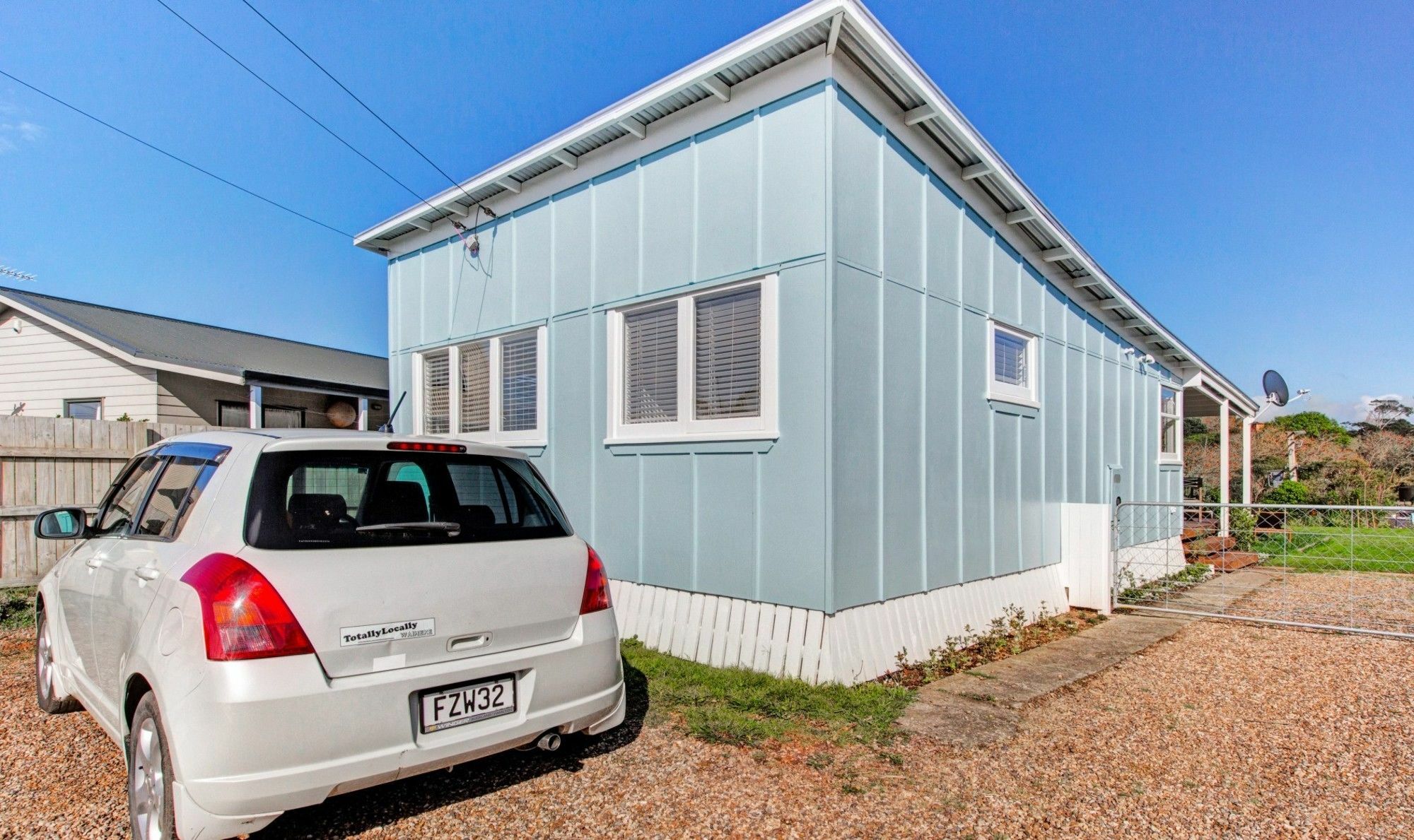 The Little Blue Bach In Oneroa Village By Waiheke Unlimited Exteriör bild